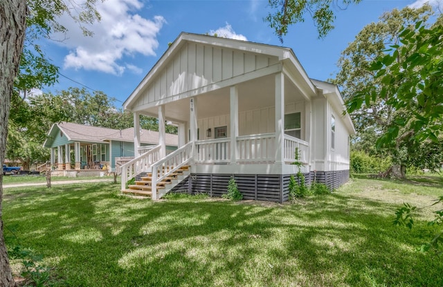 view of front of property featuring a front yard and covered porch