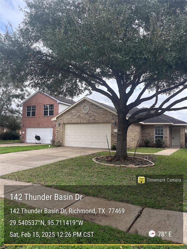 view of front facade featuring a garage and a front lawn