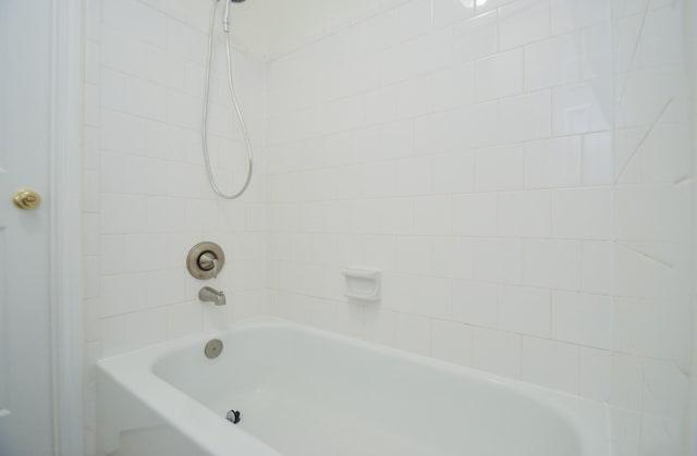 bathroom featuring tiled shower / bath