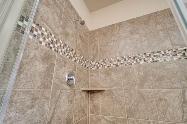 room details featuring a tile shower