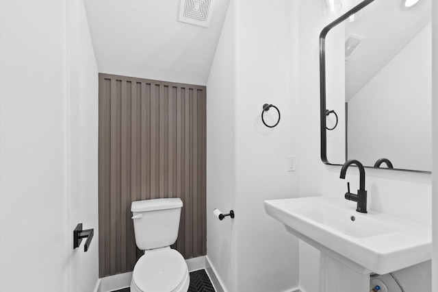 501 E 39th St, Houston, TX 77022 - half bath featuring baseboards and toilet