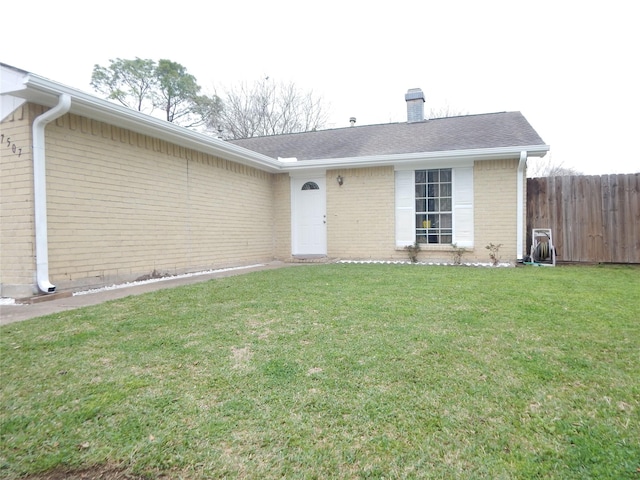 view of front facade with a front yard