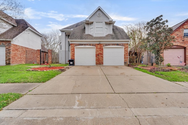 view of front property featuring a front lawn