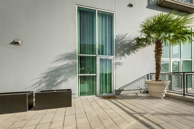 view of exterior entry featuring stucco siding