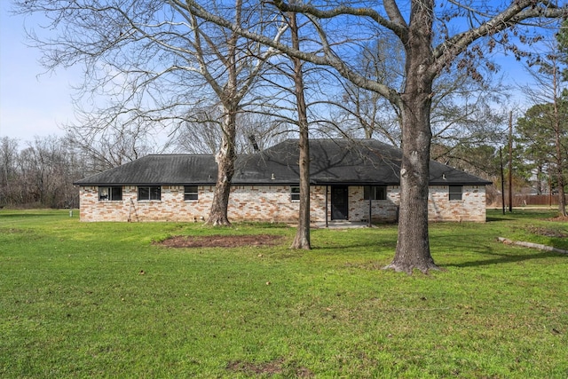 view of front of house featuring a front yard