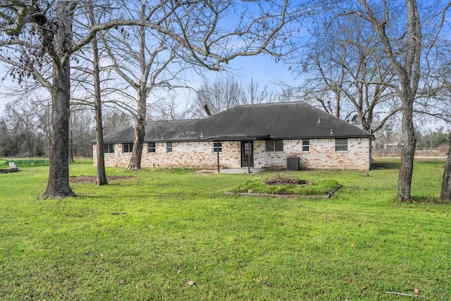 view of front of home featuring cooling unit and a front lawn