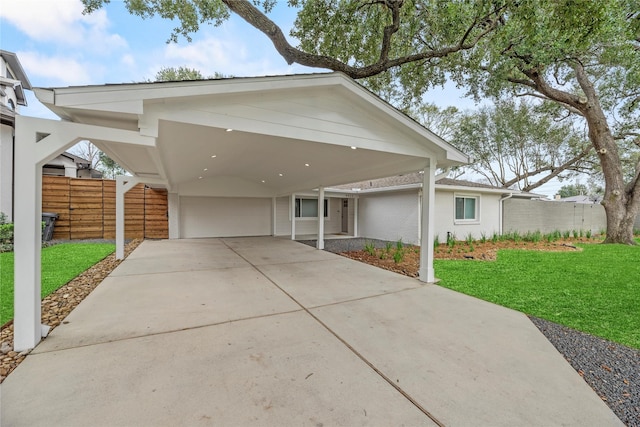 view of front of home featuring a carport and a front lawn