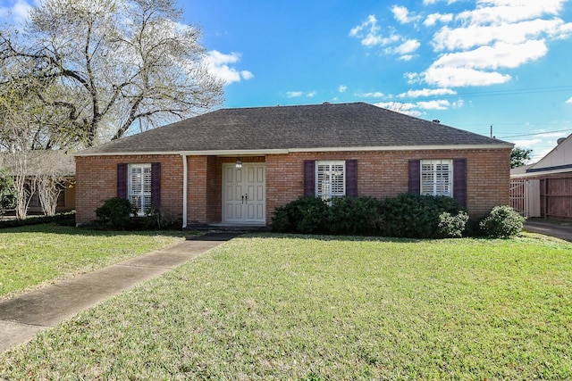 ranch-style home featuring a front lawn