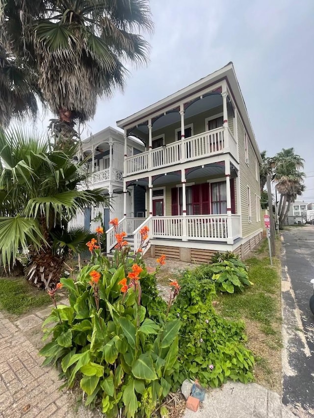 view of front of property featuring a balcony