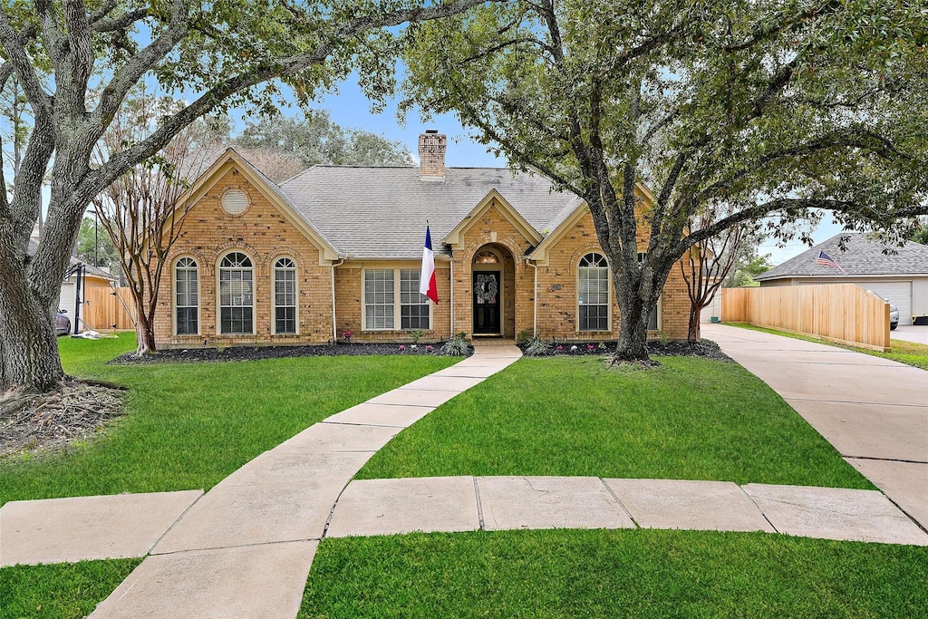 view of front of property featuring a front lawn