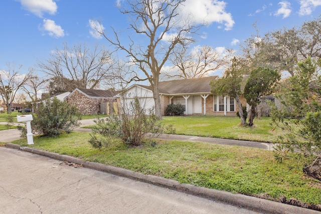 view of front of house featuring a front lawn