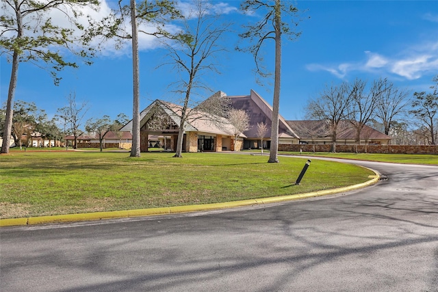 view of front facade featuring a front lawn