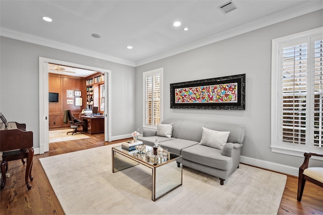 living area featuring recessed lighting, visible vents, ornamental molding, wood finished floors, and baseboards