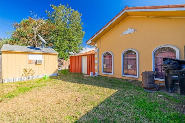 view of yard featuring an outbuilding