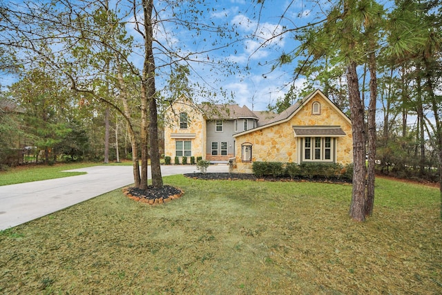 view of front of house featuring a front yard