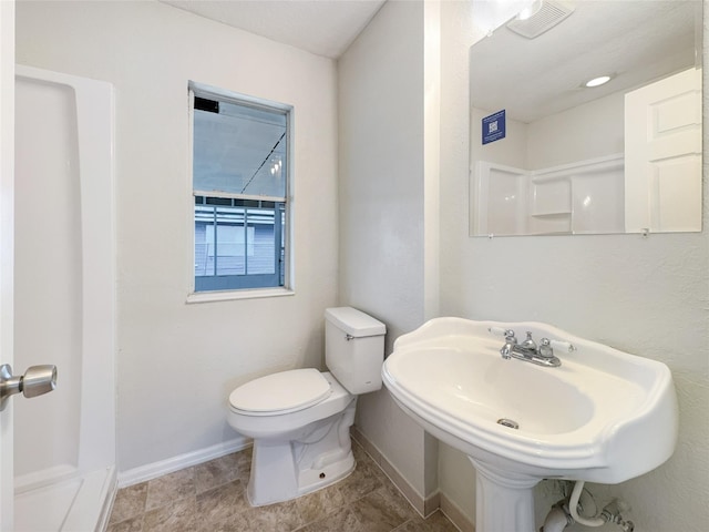 bathroom with visible vents, a sink, toilet, and baseboards