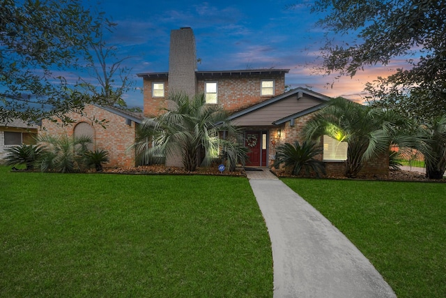 view of front facade featuring a yard