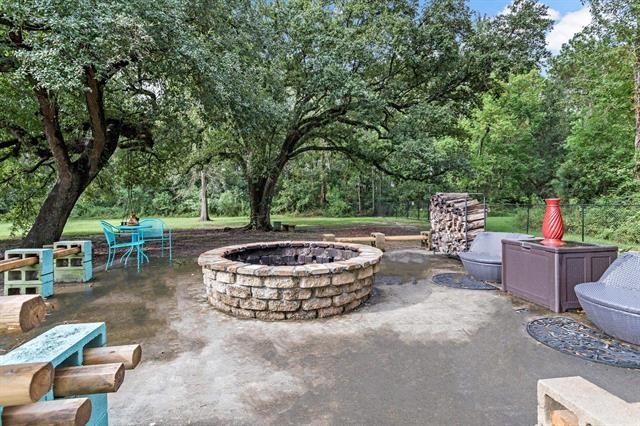 view of patio with a fire pit