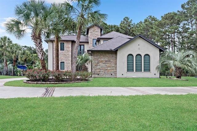 view of front of house featuring a front yard