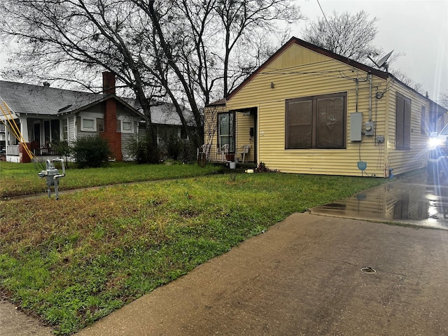 bungalow featuring a front yard