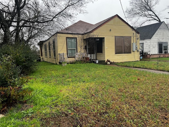 view of front of property featuring a front yard