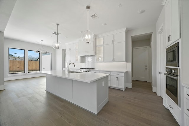 8545 Ridgepoint Dr, Houston, TX 77055 - kitchen featuring a chandelier, stainless steel appliances, a sink, white cabinetry, and light countertops