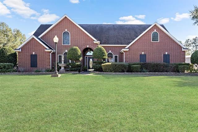 view of front facade featuring a front yard