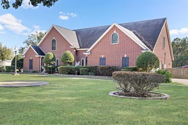 view of front of house with a front lawn