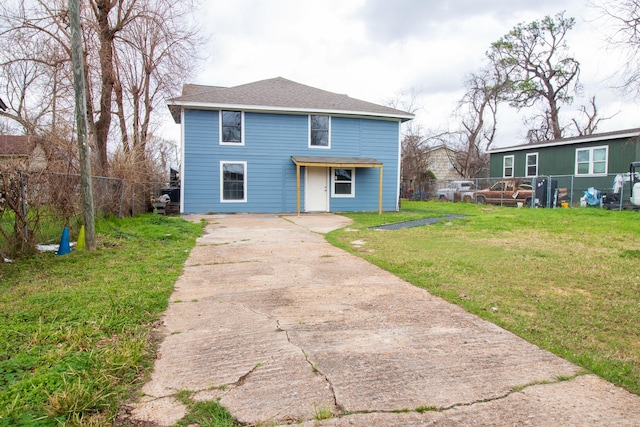 view of front facade featuring a front yard