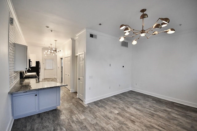 kitchen featuring visible vents, baseboards, dark wood-style floors, hanging light fixtures, and an inviting chandelier