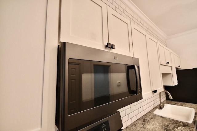 details featuring a sink and crown molding