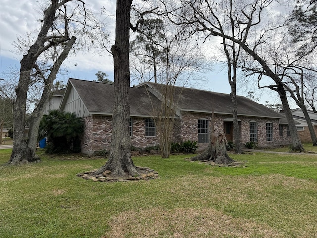 single story home featuring a front yard