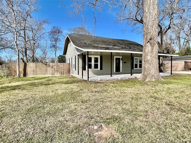 view of front facade with a front yard