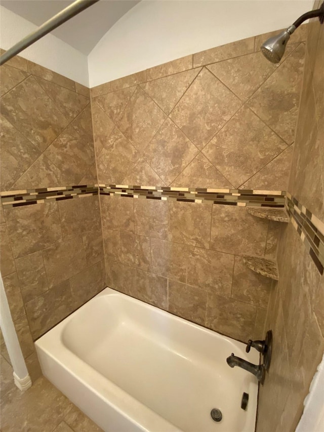 bathroom with tiled shower / bath combo