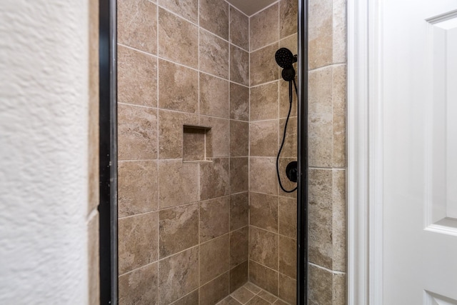 bathroom featuring a tile shower