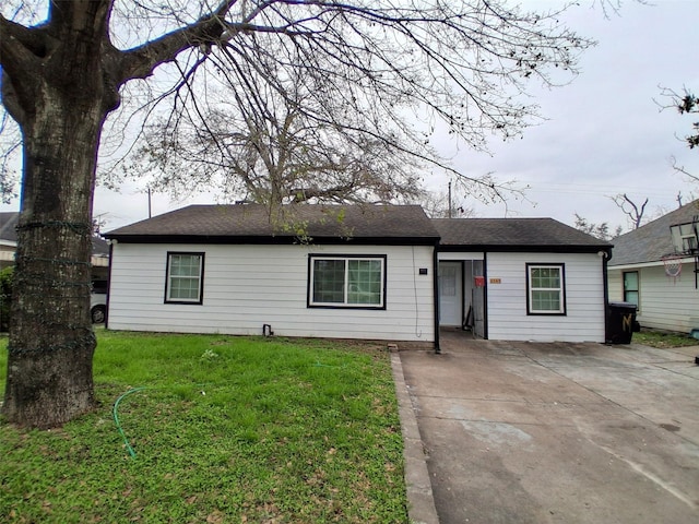 ranch-style home with a front yard