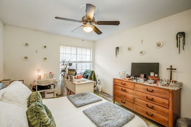 bedroom with a ceiling fan and baseboards