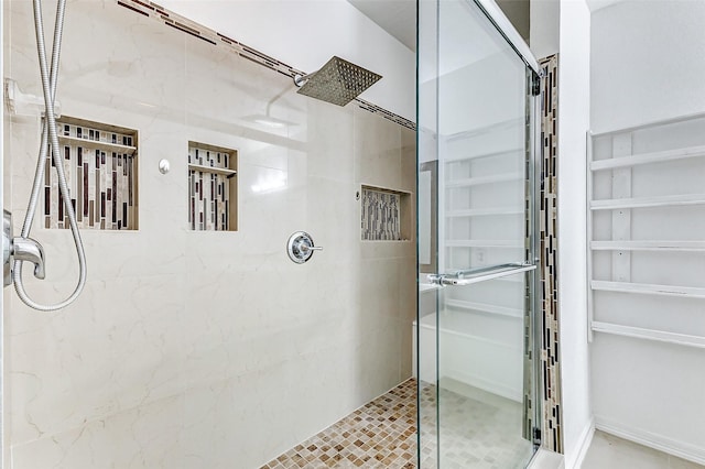 bathroom featuring a tile shower