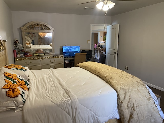 bedroom with ceiling fan