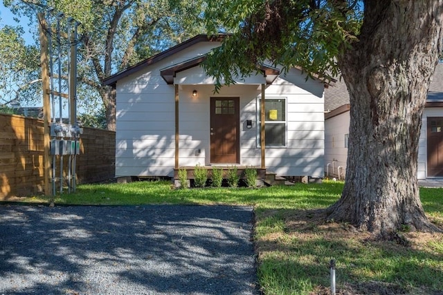 bungalow-style house featuring a front lawn