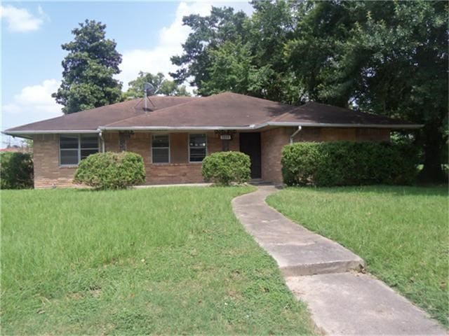 ranch-style house with a front yard