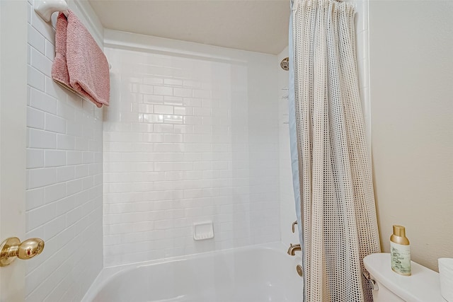 full bath with toilet and shower / tub combo with curtain