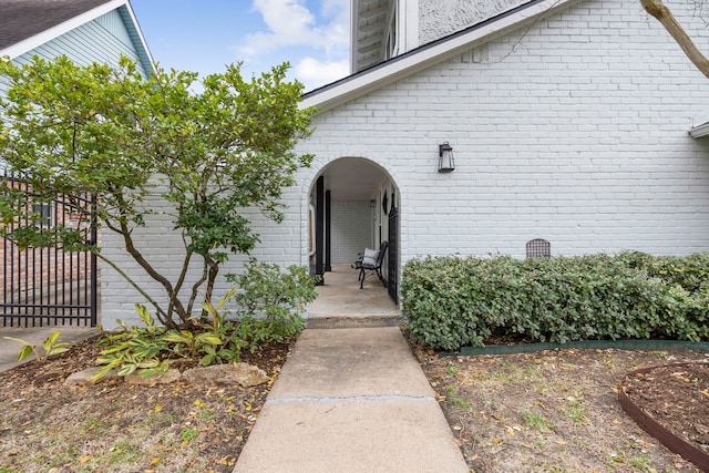 property entrance featuring a gate