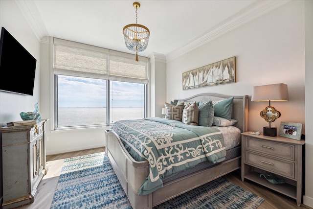 bedroom featuring dark wood-style floors, a notable chandelier, crown molding, and baseboards