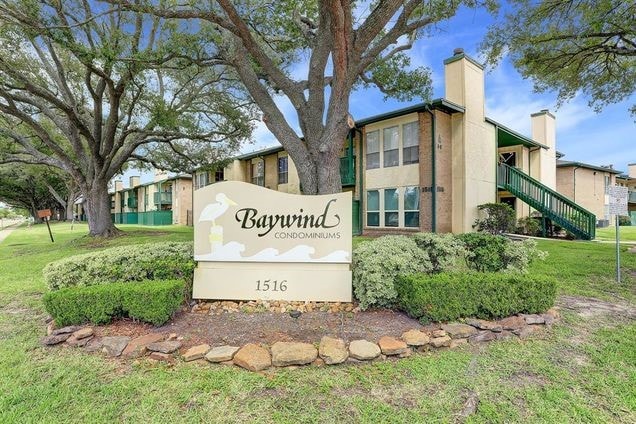 community / neighborhood sign featuring a lawn