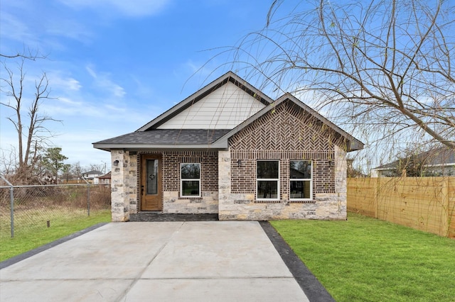 view of front facade featuring a front yard