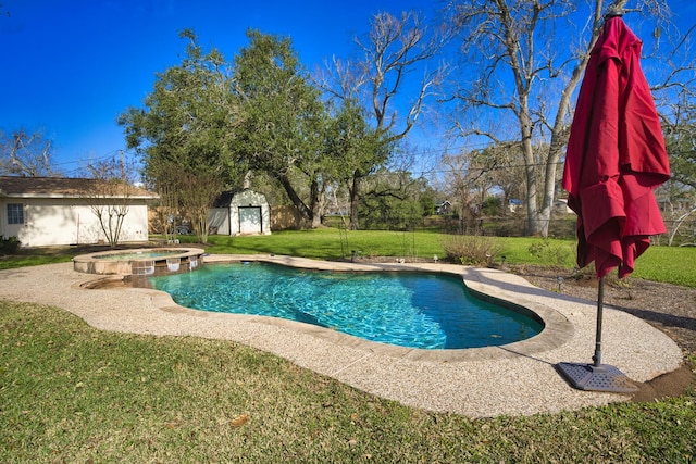 view of swimming pool featuring an in ground hot tub, a storage unit, and a yard