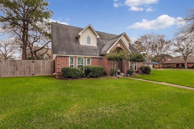 view of front of property featuring a front yard