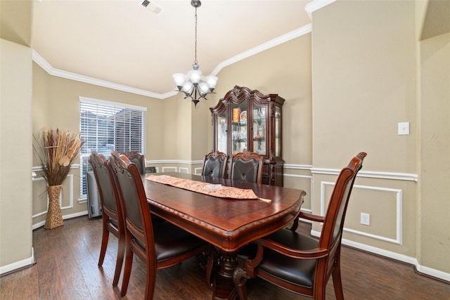 dining space with a notable chandelier, dark wood-style flooring, visible vents, and crown molding