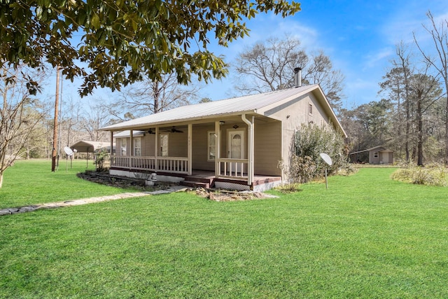 view of front of house featuring ceiling fan, a porch, and a front yard